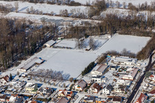 Winterluftbild im Schnee Sportplatz in Winden im Bundesland Rheinland-Pfalz, Deutschland