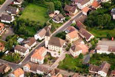 Kirchengebäude im Dorfkern im Ortsteil Ittersbach in Karlsbad im Bundesland Baden-Württemberg, Deutschland