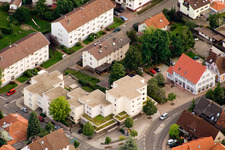 Brunnen Apotheke im Ortsteil Ittersbach in Karlsbad im Bundesland Baden-Württemberg, Deutschland von oben gesehen