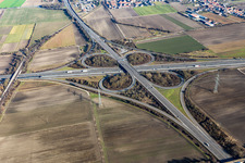 Verkehrsführung und Fahrbahnen in der Straßenführung des Autobahnkreuz Ludwigshafen der BAB A61 mit A650 - angelegt als Form eines Kleeblattes in Ludwigshafen am Rhein im Ortsteil Ruchheim im Bundesland Rheinland-Pfalz, Deutschland