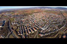 Ortsansicht der Straßen und Häuser der Wohngebiete in Plankstadt im Bundesland Baden-Württemberg, Deutschland