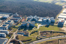 Sternförmige Büro- und Geschäftshäuser der SAP Deutschland SE & Co. KG am Waldrand in Walldorf im Bundesland Baden-Württemberg