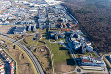 Sternförmige Büro- und Geschäftshäuser der SAP Deutschland SE & Co. KG am Waldrand in Walldorf im Bundesland Baden-Württemberg aus der Luft