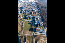 Sternförmige Büro- und Geschäftshäuser der SAP Deutschland SE & Co. KG am Waldrand in Walldorf im Bundesland Baden-Württemberg von oben gesehen