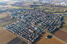 Ortsansicht der Straßen und Häuser der Wohngebiete in Steinweiler im Bundesland Rheinland-Pfalz, Deutschland