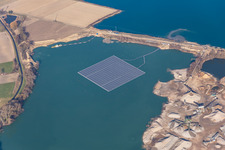 Schwimmendes Solarkraftwerk und Panelfelder von Photovoltaik- Anlagen auf der Wasseroberfläche auf einem Baggersee zur Kiesgewinnung in Leimersheim im Bundesland Rheinland-Pfalz, Deutschland