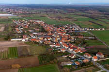Luftbild von Dorf - Ansicht am Rande von landwirtschaftlichen Feldern und Nutzflächen in Schweighofen im Bundesland Rheinland-Pfalz, Deutschland