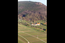 Gebäudekomplex der Hotelanlage Wohlfühlhotel Alte Rebschule und Gasthaus Sesel im Frühling in Rhodt unter Rietburg im Bundesland Rheinland-Pfalz, Deutschland