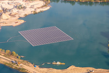 Luftaufnahme von Schwimmendes Solarkraftwerk und Panelfelder von Photovoltaik- Anlagen auf der Wasseroberfläche auf einem Baggersee zur Kiesgewinnung in Leimersheim im Bundesland Rheinland-Pfalz, Deutschland