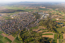 Luftbild von Stadtgebiet mit Außenbezirken und Innenstadtbereich in Rust im Bundesland Baden-Württemberg, Deutschland