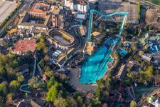 Luftbild von Wegen Corona-Lockdown geschlossene Achterbahn Atlantica Super Splash an der Spanischen Arena im Freizeitpark Europa-Park in Rust im Bundesland Baden-Württemberg, Deutschland