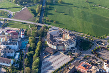 Luftbild von Wegen Corona-Lockdown geschlossenes 4 Sterne Erlebnishotel "Colosseo" im Freizeitpark Europa-Park in Rust im Bundesland Baden-Württemberg, Deutschland