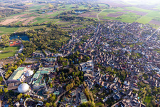 Luftaufnahme von Stadtgebiet mit Außenbezirken und Innenstadtbereich in Rust im Bundesland Baden-Württemberg, Deutschland