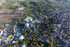 Luftaufnahme von Wegen Corona-Lockdown geschlossener Eurosat CanCan Coaster im Freizeitpark Europa-Park in Rust im Bundesland Baden-Württemberg, Deutschland