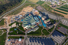 Schrägluftbild von Baustelle des Wasserpark "Rulantica" und Museumshotel Kronasar auf dem Gelände des wegen Corona geschlossenen Freizeitpark " Europapark " in Rust im Bundesland Baden-Württemberg, Deutschland