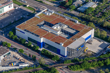 Schrägluftbild von Gebäude des Einrichtungshaus - Möbelmarkt der " IKEA Deutschland GmbH & Co. KG " an der Gerwigstraße - Weinweg - Durlacher Allee in Karlsruhe im Ortsteil Oststadt im Bundesland Baden-Württemberg