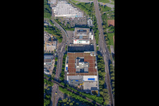 Gebäude des Einrichtungshaus - Möbelmarkt der " IKEA Deutschland GmbH & Co. KG " an der Gerwigstraße - Weinweg - Durlacher Allee in Karlsruhe im Ortsteil Oststadt im Bundesland Baden-Württemberg von oben gesehen