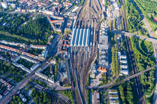 Luftbild von Gleisverlauf und Gebäude des Hauptbahnhofes der Deutschen Bahn im Ortsteil Südweststadt in Karlsruhe im Bundesland Baden-Württemberg, Deutschland