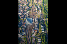 Luftaufnahme von Gleisverlauf und Gebäude des Hauptbahnhofes der Deutschen Bahn im Ortsteil Südweststadt in Karlsruhe im Bundesland Baden-Württemberg, Deutschland