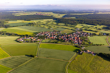 Ortsansicht am Rande von landwirtschaftlichen Feldern und Nutzflächen in Löffelsterz in Schonungen im Bundesland Bayern, Deutschland