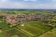 Ortsansicht am Rande von landwirtschaftlichen Feldern und Nutzflächen in Minfeld im Bundesland Rheinland-Pfalz, Deutschland