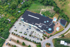 Therme und Schwimmbecken am Freibad der Freizeiteinrichtung Campusbad Flensburg in Flensburg im Ortsteil Bredeberg im Bundesland Schleswig-Holstein, Deutschland