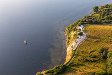 Schrägluftbild von Wasseroberfläche an der Meeres- Küste mit Noorbrücke an der Flensburger Förde in Holnis in Glücksburg im Bundesland Schleswig-Holstein, Deutschland