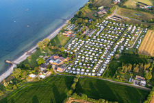 Luftbild von Campingplatz nordstern mit Wohnwagen und Zelten am Ufer der Ostsee an der Seebadeanstalt Norgaardholz in Norgaardholz in Steinberg im Bundesland Schleswig-Holstein, Deutschland