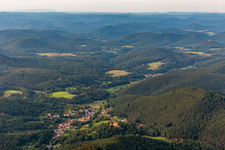 Burg Berwartstein in Erlenbach bei Dahn im Bundesland Rheinland-Pfalz, Deutschland von oben