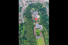 Schulgebäude und Sportplatz des evangelischen Trifels-Gymnasium in Annweiler am Trifels im Bundesland Rheinland-Pfalz, Deutschland
