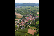 Ortsteil Heuchelheim in Heuchelheim-Klingen im Bundesland Rheinland-Pfalz, Deutschland aus der Luft betrachtet