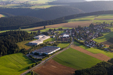 Firmengelände der A.I.T. Metallbearbeitung GmbH & Co. KG mit Hallen, Firmengebäuden und Produktionsstätten in Alpirsbach im Ortsteil Peterzell im Bundesland Baden-Württemberg, Deutschland