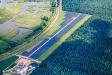 Frühe Freiland-PV-Anlage im Ortsteil Oberhausen in Oberhausen-Rheinhausen im Bundesland Baden-Württemberg, Deutschland