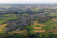 Ortsansicht am Rande von landwirtschaftlichen Feldern und Nutzflächen in Dietersweiler in Freudenstadt im Bundesland Baden-Württemberg, Deutschland