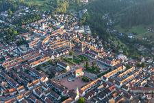 Schrägluftbild von Gebäude des Rathauses der Stadtverwaltung am Marktplatz der Innenstadt in Freudenstadt im Bundesland Baden-Württemberg, Deutschland