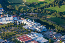 Gebäude und Produktionshallen auf dem Fabrikgelände der MAHLE GmbH in Rottweil im Ortsteil Altstadt im Bundesland Baden-Württemberg, Deutschland