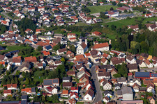 Ortsansicht der Straßen und Häuser der Wohngebiete in Uttenweiler im Bundesland Baden-Württemberg, Deutschland