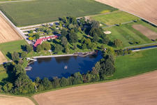 Uferbereiche des Strandbad - Naturfreibad in Uttenweiler im Bundesland Baden-Württemberg, Deutschland