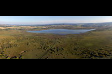 Luftbild von Uferbereiche am Seegebiet des Federsee in Bad Buchau im Bundesland Baden-Württemberg, Deutschland