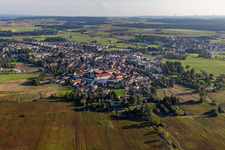Ortsansicht der Straßen und Häuser der Wohngebiete in Bad Buchau im Bundesland Baden-Württemberg, Deutschland