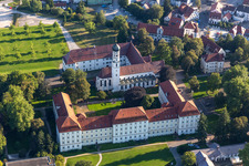 Luftbild von Gebäudekomplex des Klosters in Bad Schussenried im Ortsteil Roppertsweiler im Bundesland Baden-Württemberg, Deutschland