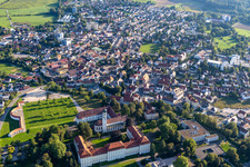 Luftaufnahme von Gebäudekomplex des Klosters in Bad Schussenried im Ortsteil Roppertsweiler im Bundesland Baden-Württemberg, Deutschland