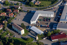 Luftbild von Gebäude und Produktionshallen auf dem Fabrikgelände der Liebherr-Mischtechnik GmbH in Bad Schussenried im Ortsteil Kürnbach im Bundesland Baden-Württemberg, Deutschland