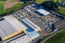 Luftaufnahme von Gebäude und Produktionshallen auf dem Fabrikgelände der Liebherr-Mischtechnik GmbH in Bad Schussenried im Ortsteil Kürnbach im Bundesland Baden-Württemberg, Deutschland