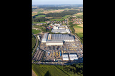 Gebäude und Produktionshallen auf dem Fabrikgelände der Liebherr-Mischtechnik GmbH in Bad Schussenried im Ortsteil Kürnbach im Bundesland Baden-Württemberg, Deutschland von oben gesehen