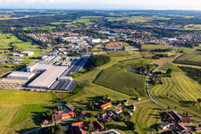 Luftaufnahme von Gebäude und Produktionshallen auf dem Fahrzeugbau- Werksgelände der Hymer Reisemobile GmbH in Bad Waldsee im Ortsteil Steinenberg im Bundesland Baden-Württemberg, Deutschland