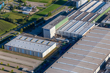 Schrägluftbild von Gebäude und Produktionshallen auf dem Fahrzeugbau- Werksgelände der Hymer Reisemobile GmbH in Bad Waldsee im Ortsteil Steinenberg im Bundesland Baden-Württemberg, Deutschland