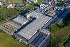 Gebäude und Produktionshallen auf dem Fahrzeugbau- Werksgelände der Hymer Reisemobile GmbH in Bad Waldsee im Ortsteil Steinenberg im Bundesland Baden-Württemberg, Deutschland aus der Luft