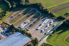 Gebäude und Produktionshallen auf dem Fahrzeugbau- Werksgelände der Hymer Reisemobile GmbH in Bad Waldsee im Ortsteil Steinenberg im Bundesland Baden-Württemberg, Deutschland von oben gesehen