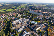 Luftaufnahme von Gebäudekomplex und Logistikzentrum auf dem Gelände von Versandhaus Walz GmbH, Baby-Walz in Bad Waldsee im Bundesland Baden-Württemberg, Deutschland